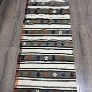 พรมคิลิมตุรกีขนาด 2.3x11.3 ฟุต พรมวินเทจ พรมลายตารางสีเทาทำจากขนสัตว์ - Product Image 3