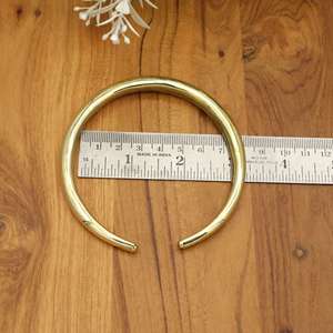 Tobillera Minimalista Dorada para Mujer, Brazalete Abierto Grueso, Joyería Bohemia para el Pie, Moderna y Elegante de Latón - Product Image 3