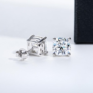 Pendientes Solitarios con Moissanita de Corte Cojín Alargado, Plata de Ley 925 con Baño de Oro, Regalo de Joyería para Cumpleaños - Product Image 2