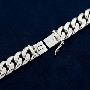 Bracelet gourmette cubaine audacieuse de luxe en argent sterling poli, chaîne entrelacée, bijou affirmé, maillons cylindriques lisses et fluides - Product Image 3