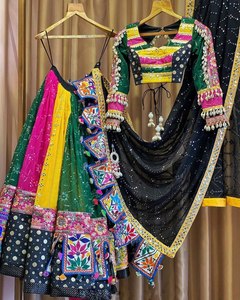 Navratri Muselina especial Algodón Impresión digital y trabajo de espejo real y encaje Lehenga Choli con patchwork y borde bordado Dupatta - Product Image 1