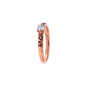 Bague en or rose 14 carats avec grappe de diamants et gravure LOVE, et bande en forme de cœur emblématique – Bague diamantée en or rose pour les amoureux - Product Image 3