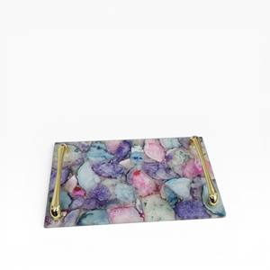 Bandeja Rectangular de Ágata Natural con Patrón de Cristal Gris Oscuro y Asas Laterales Minimalistas Doradas - Product Image 4