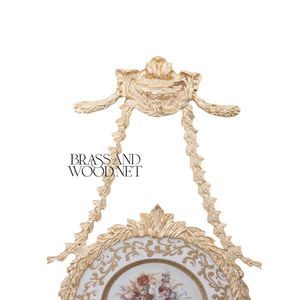 Élégante tenture murale décorative vintage en laiton doré, cadre rond avec oeuvre florale, guirlande ornée, design classique de décoration intérieure - Product Image 2