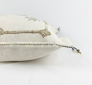 Magnifique coussin en soie de Cactus marocain blanc, housse d'oreiller Sabra pur, coussins décoratifs, oreiller abstrait marocain fait à la main - Product Image 5