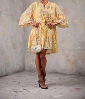 Nouvellement 2024 Melon Couleur À Motifs Perle Broderie Cutwork Robe Taille Standard décoré avec tussle