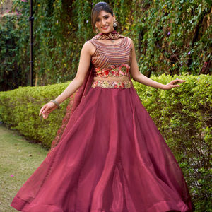 Lehenga Choli en soie de créateur exclusif pour femmes avec broderie florale et travail lourd sur le bas, tenue indienne pakistanaise - Product Image 1