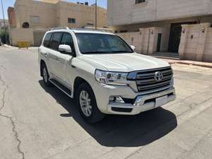 LANDCRUISER GX.R V6 2020 Motor 4.5L Emisión Euro IV Asientos de Cuero Techo Panorámico Transmisión Automática Interior Oscuro Usado - Product Image 2