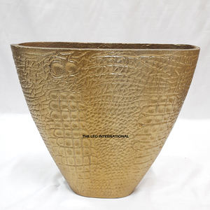 Florero de Diseño Clásico con Acabado Antiguo de Aluminio Plateado de Alta Calidad, Florero de Escritorio - Product Image 4