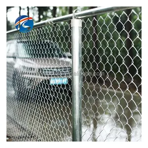 Clôture à mailles de chaîne galvanisée résistante au frottement clôture de treillis métallique en diamant de sécurité pour clôture de sol de football