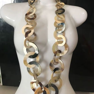 Collier de luxe en corne de buffle fait à la main, bijoux naturels et durables pour femmes, haute qualité - Product Image 1