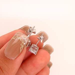 Boucles d'oreilles à tige en forme de coussin de 1.0 carats en forme de diamant de laboratoire du fabricant - Product Image 3