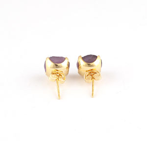 Boucles d'oreilles clous en améthyste brute plaquée or 18 carats, pierre de guérison naturelle la plus vendue, bijoux de naissance en gros - Product Image 5