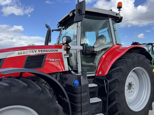 Tractor agrícola Massey Ferguson 7S.210 Exclusive 4WD de 210HP con cabina CVT y sistema GPS en venta. - Product Image 3