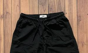 Pantalones cortos negros con estampado personalizado para hombre al por mayor patrón sólido cintura elástica moda de calle con bolsillos estilo informal - Product Image 5