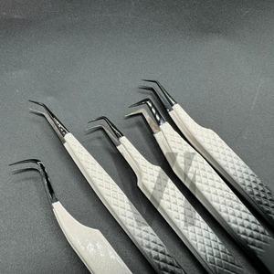 Pinzas de extensión de pestañas Hello Kitty de acero sostenible con logotipo personalizado, pinzas de extensión de pestañas con agarre de diamante de dos tonos para bota delgada de 90 grados - Product Image 2