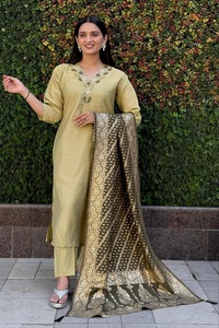 Grand Elegant Straight Kurti Pant Dupatta Set Colección étnica india opulenta para B2B Venta al por mayor y regalos corporativos - Product Image 4