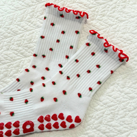 Chaussettes antidérapantes mi-mollet en jacquard motif fraises, avec bordure à volants, en coton doux et confortable pour Reformer Pilates, Barre et Yoga