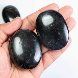 Vente en gros Fourniture en vrac de pierre de palmier en tourmaline noire naturelle polie Artisanat en cristal de guérison pour la protection de l'énergie et la méditation - Product Image 2