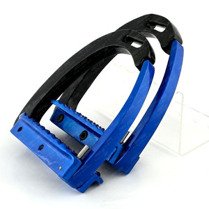 Étriers de sécurité en aluminium de haute qualité Équipement d'équitation à dégagement rapide Étriers de cheval antidérapants légers pour les cavaliers - Product Image 5
