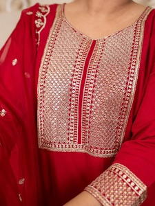Costume en soie mélangée rouge pour femmes de qualité supérieure avec broderie complexe Kurta droit Pantalon palazzo et dupatta au meilleur prix - Product Image 4