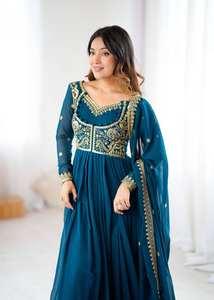 Traje Anarkali Premium Color Verde Azulado con Bordado Intenso y Diseño de Vestido con Vuelo |   Conjunto de Fiesta para Mujer - Product Image 6