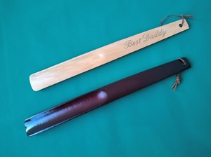 Rehausseur de chaussures en bois personnalisé de qualité supérieure avec texture de grain naturel, conçu pour un accès facile aux chaussures et un confort quotidien - Product Image 4