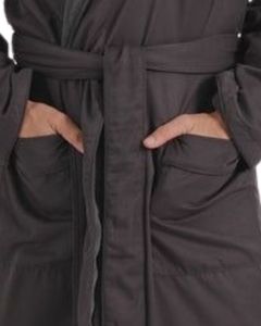 เสื้อคลุมอาบน้ำผู้ชายผ้าซาตินสีเทาเข้มบุขนนุ่ม อุ่นสบายสำหรับฤดูหนาว แบบยาว มีเข็มขัดและกระเป๋า ให้ความรู้สึกสบายหรูหรา - Product Image 5