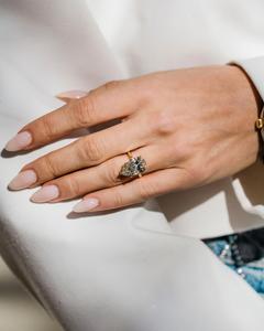 Bague de fiançailles Solitaire Moissanite coupe poire 12x8mm en serti or classique à cinq broches | Bijoux fins de mariage de mariée - Product Image 5