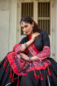 Célébrez le Navratri avec ce magnifique ensemble de lehenga choli réversible en pur coton blanc pour les fêtes - Product Image 4