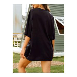 T-shirt Oversize nera portami un modo stampato