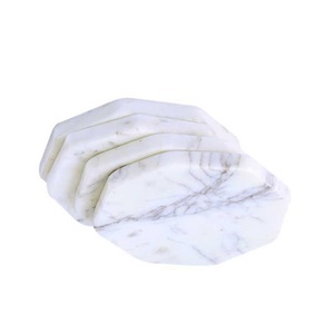 Dessous de verre en marbre blanc fabriqués à la main à bord naturel Ensemble de décoration de table élégant fabriqué en Inde disponible au prix de gros - Product Image 6