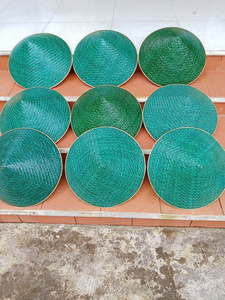Chapeau conique vietnamien naturel Non La, chapeau traditionnel fait main en feuilles de palmier pour souvenir culturel et décoration, vente en gros - Product Image 5