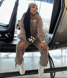 Ensemble survêtement streetwear en velours marron personnalisé pour femmes, sweat à capuche zippé et pantalon de survêtement, logo en relief, mode Y2K, en vrac, 100% coton - Product Image 3