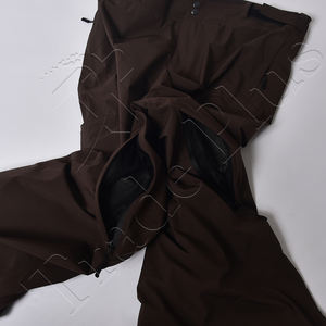 Pantalon de neige à jambes larges de couleur marron tendance avec tissu respirant, rangement fonctionnel et ourlet réglable pour une utilisation par temps froid - Product Image 5
