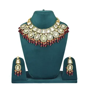 Ensemble de collier en or plaqué or avec diamants taillés en émeraude rouge et pierres Kundan Polki, style classique et tendance, idéal pour un mariage, une fête ou comme cadeau. - Product Image 3