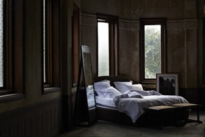 Cama Extra King-Size VIVERE Raya con Tapicería de Microfibra de Alta Calidad, Estructura Resistente de Madera de Caoba, Características de Tapicería Lujosa - Product Image 4