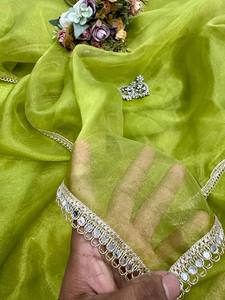 คอลเลกชันส่าหรีที่สวยงามได้รับความนิยมแบบใหม่พร้อมผ้าออร์แกนซอฟท์และกระจกแบบดั้งเดิมสำหรับงานปาร์ตี้ของผู้หญิง - Product Image 4