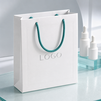Sac shopping personnalisé en papier blanc avec logo en aluminium pour l'emballage de flacons de parfum, de sérums de soin et de boîtes à bijoux