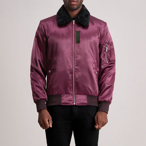 Chaqueta de Piloto Magenta para Hombre, Cuello de Piel Sintética Negra, Cierre Completo, Bolsillos Utilitarios en las Mangas, Acabado Satinado Brillante, Chaqueta Bomber Urbana y Elegante - Product Image 1