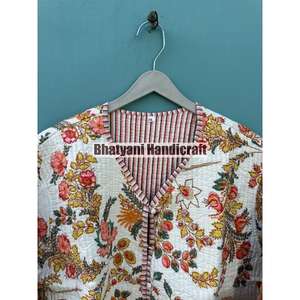 Vestes Kantha en coton indien imprimé à la main vestes d'hiver en pur coton à imprimé floral pour femmes vestes matelassées à bas prix - Product Image 2