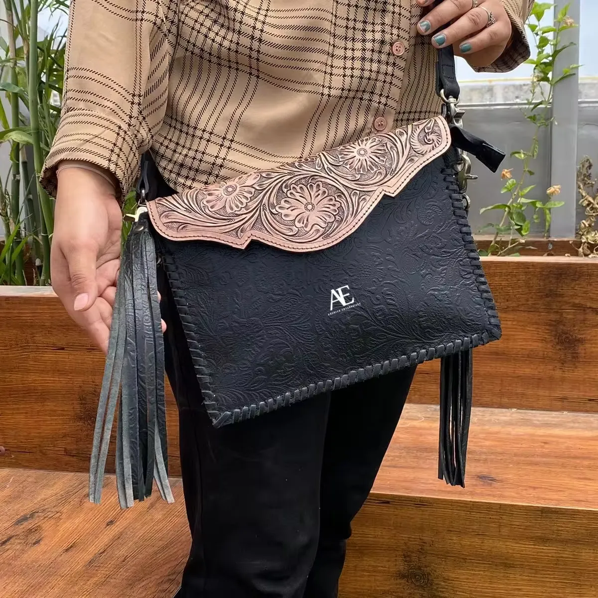 Neues Schlussverkauf echte echte geprägte kompakte Leder-Tassel-Sling-Taschen Frauen hochwertige einzigartige geschnitzte Lederhandtaschen