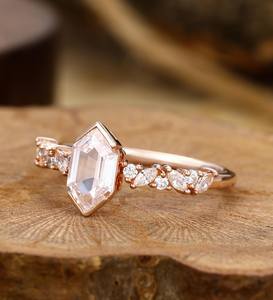 Bague élégante en moissanite blanche à coupe hexagonale longue, étincelante, empilable, idéale pour les fiançailles/anniversaire - Product Image 1