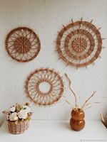 Handgefertigte Art Deco Rattan-Wanduhr Natürliches Korbgeflecht Individuelles Muster Mehrteiliges Set Wohnzimmer Jubiläums-Heimdekoration