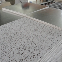 Dalles de Plafond Décoratives en PVC Stratifié pour Faux-Plafond Suspendu avec Dos en Feuille d'Aluminium