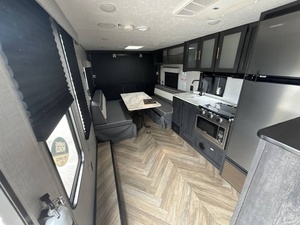 Maison capsule spatiale portable en acier F-o-r-e-s-t R-i-v-e-r Ozark 2500TH d'occasion 2022 pour la vie en plein air, prête à être expédiée - Product Image 5