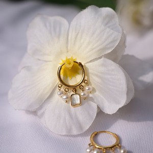 Gran oferta, pendientes de aro pequeños chapados en oro, diseño delicado de cuarzo transparente y perlas, joyería de moda minimalista para todos los días, regalo para ella - Product Image 2