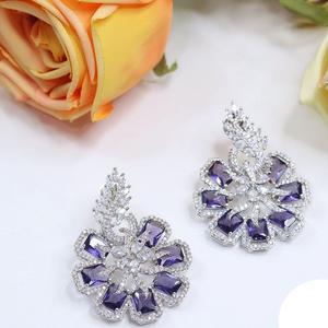 Pendientes de diseño de la mejor calidad con acabado plateado y dorado con piedras Look para mujeres y niñas para la colección de ropa de fiesta - Product Image 1