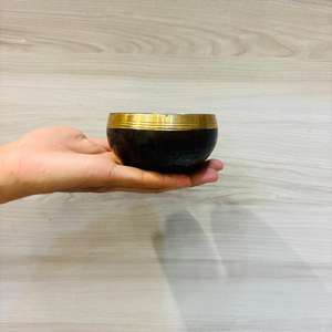 Artisanat en métal de bol chantant à thème bouddhiste en bronze de style traditionnel pour la thérapie par le son et la guérison des chakras - Product Image 1