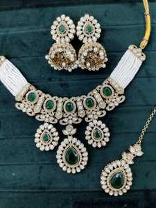 Parures de bijoux traditionnels indiens délicats, colliers de mariage, Maang Tikka, boucles d'oreilles, collier ras du cou en argent et diamants - Product Image 2